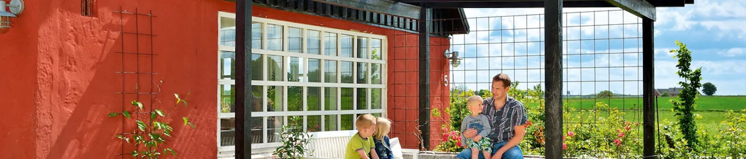 Terassin katos neljän tolpan varaan Terassin katos neljän tolpan varaan